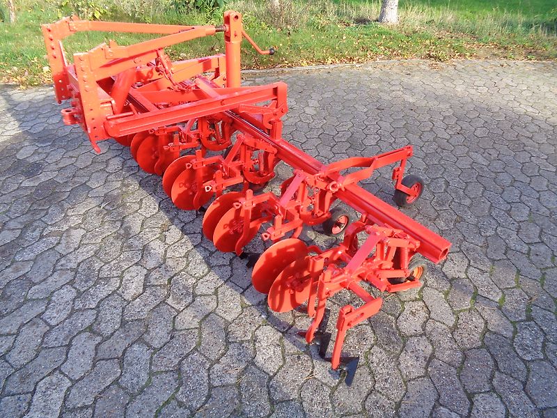 Rau 6 reihige Fronthacke mit Hubgerüst für Schlepper ohne Fronthydraulik mit Hohlscheiben zur Kulturschonung ideal für Hinterradschlepper mit engen Wendekreis keine Schmotzer Fronthacke