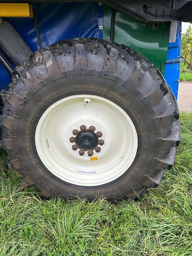 New Holland Braud VM460