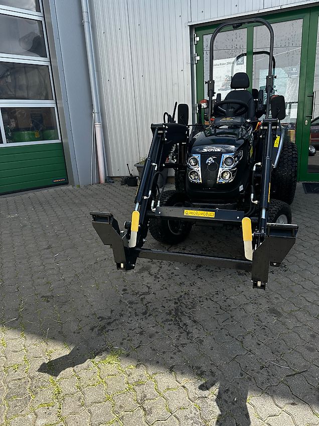 Solis 26 HST, 26 PS, Sonderedition " Panther schwarz" FRONTLADER, intern 74850