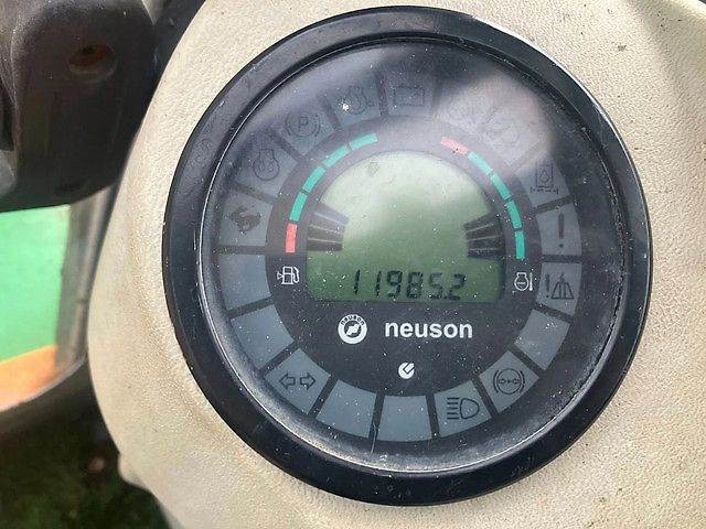 Neuson 6503 Graafmachine Bandenkraan