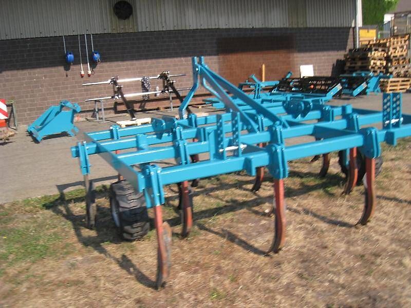 BM Maschinenbau Grubberumbau Generalüberholung, Nachrüstung mit Walze u./o. Zustreicher, Lackierung