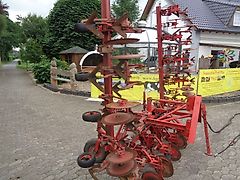 Rau Zwischenachs Hackgerät für Geräteträger Rau 12 reihiges Fronthackgerät mit Accord Frontbock Pendelbock mit Kulturschutzscheiben hydraulische Klappung 3 Gänsfußschare je Reihe