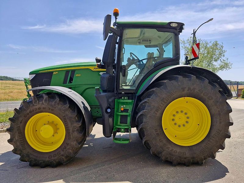 John Deere 6R 250