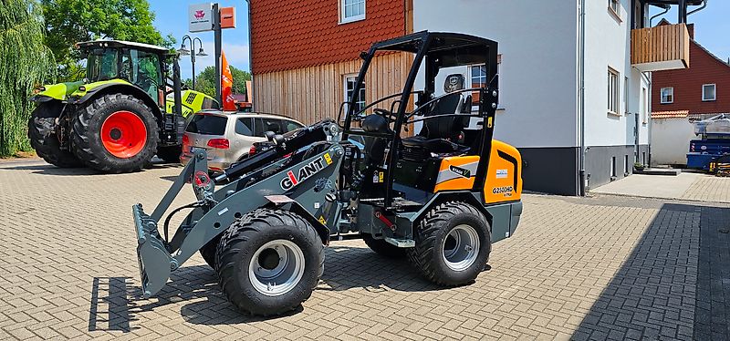 Giant G 2500 X-TRA HD Y, Kompaktradlader mit EURO-Aufnahme, 2,4t. Auch zur Miete!